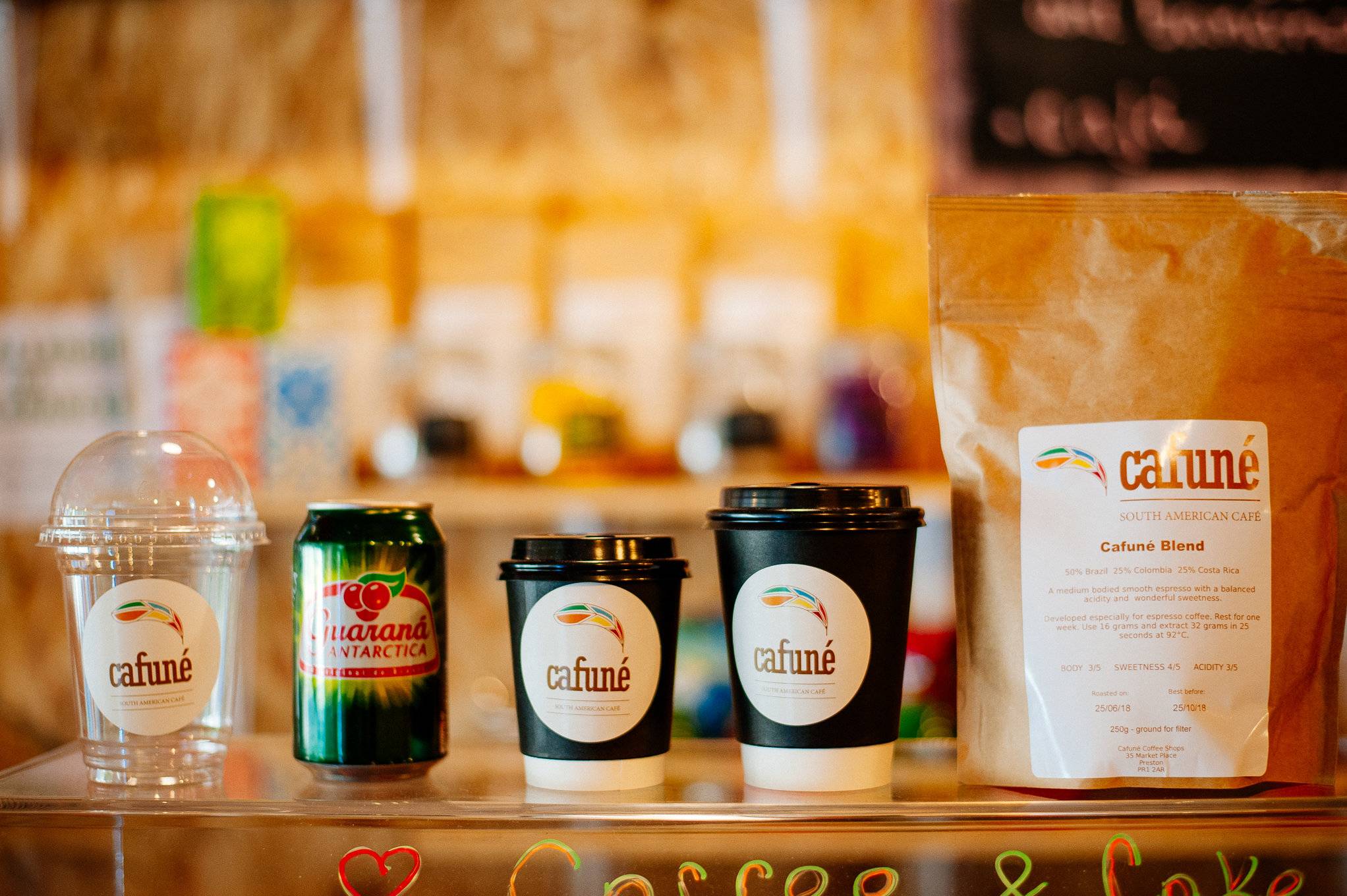 Cafuné cups placed in a row on top of a counter