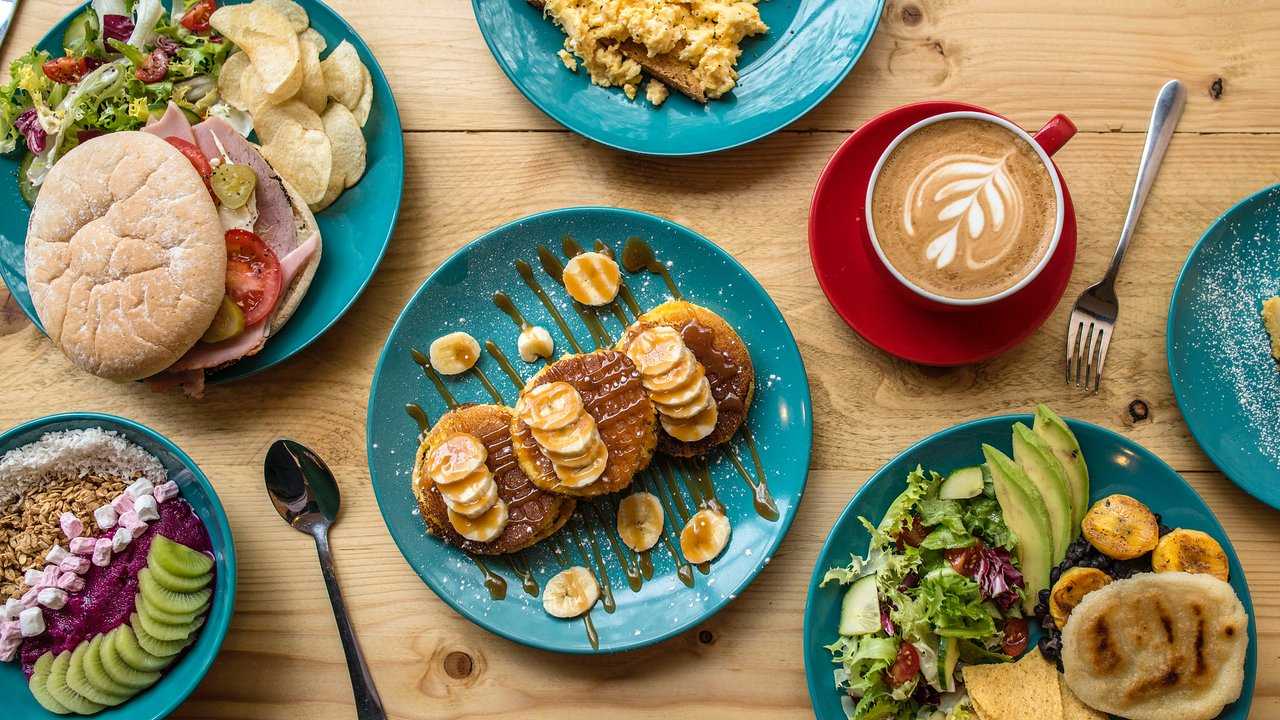 Cafuné food and drink on a wooden table